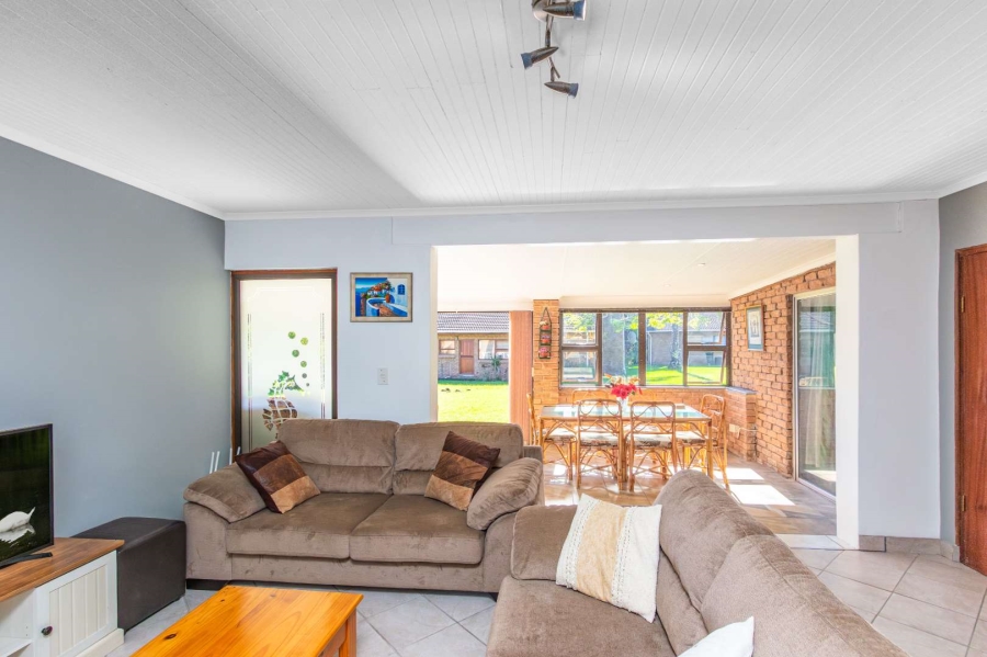 To Let 4 Bedroom Property for Rent in Brenton On Lake Western Cape